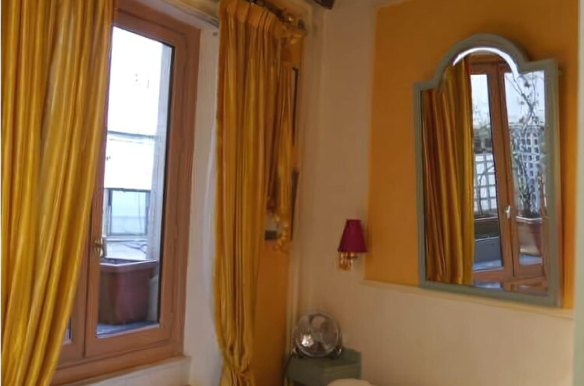 Hotel Les Degres De Notre Dame Paris Exteriör bild